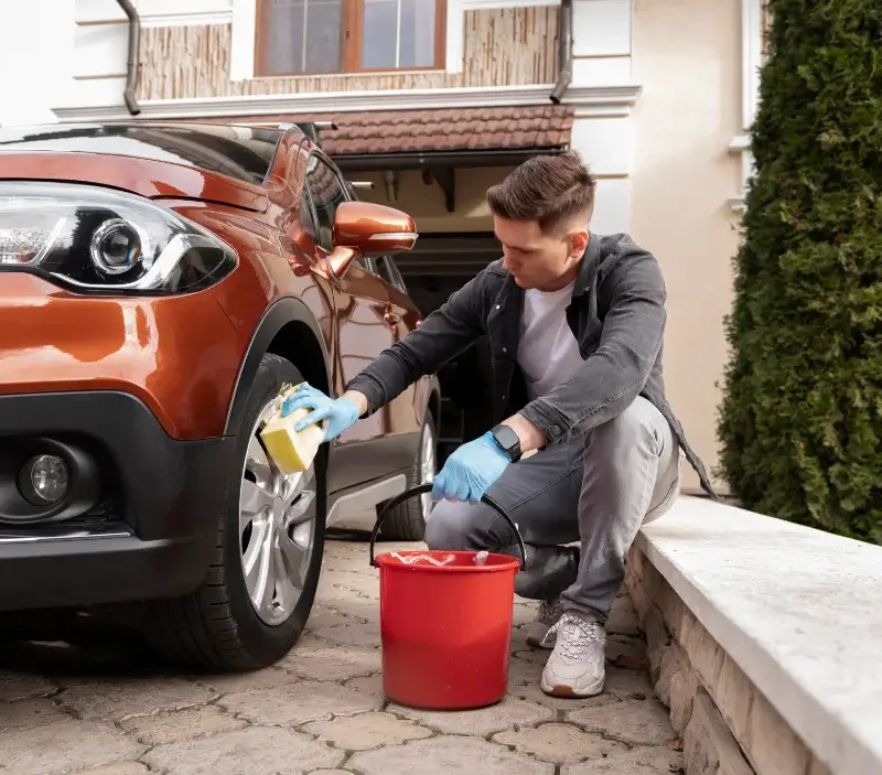 Lavage auto à domicile Meschers-sur-Gironde : professionnel intervenant sur un véhicule